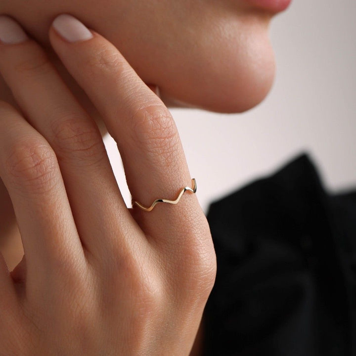 18K Gold Wave Edge Ring – Modern Minimal Form