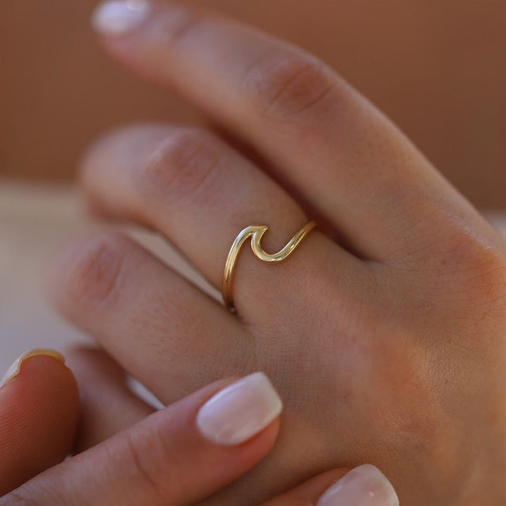 18K Gold Wave Flow Ring – Minimal Elegance