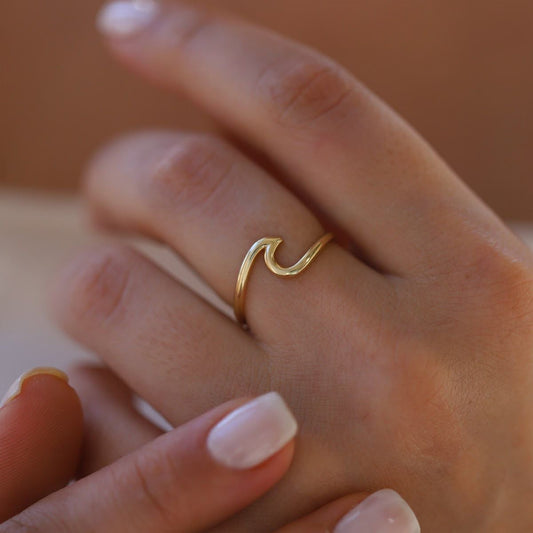 18K Gold Wave Flow Ring – Minimal Elegance - Noora & Co.